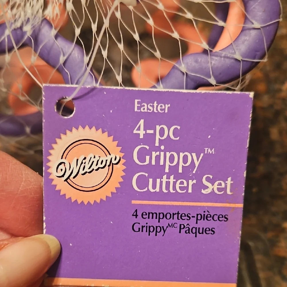 Wilton 4 Piece Easyer Cookie Cutter Set And 3 Halloween Chocolate Molds